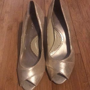 Kenneth Cole-dull gold/sparkle peep-toe! Size 7 shoe! Apps 2 1/2” heel…
